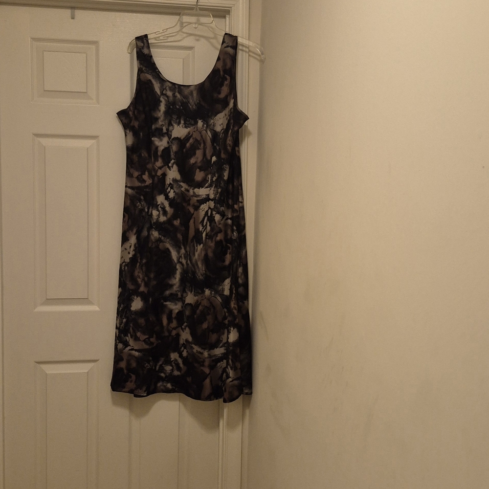 Sleeveless Abstract Print Maxi Dress in Black & Taupe - Picture 2 of 2